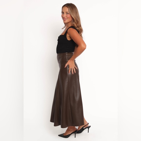 NWT Petal & Pup Haelee Faux Leather Skirt in Brown, Size 6 - Picture 3 of 11
